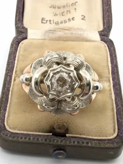 Bague en or jaune et blanc avec diamant central