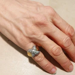 Bague en or jaune et blanc avec croix en diamant