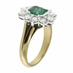 Bague en or jaune et blanc entourée d'émeraudes et de diamants