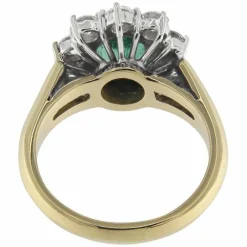 Bague en or jaune et blanc entourée d'émeraudes et de diamants
