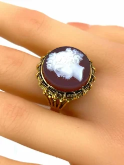 Bague en or jaune et camée sur cornaline