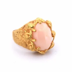 Bague en or jaune et corail rose des années 1950