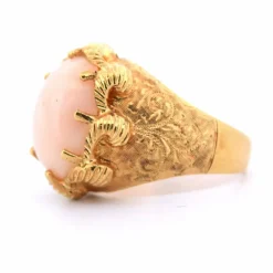 Bague en or jaune et corail rose des années 1950
