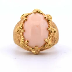 Bague en or jaune et corail rose des années 1950