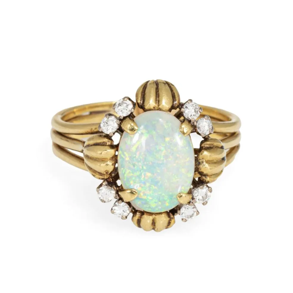 Bague en or jaune et diamants avec opale des années 70*