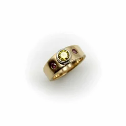 bague en or jaune et diamant rose