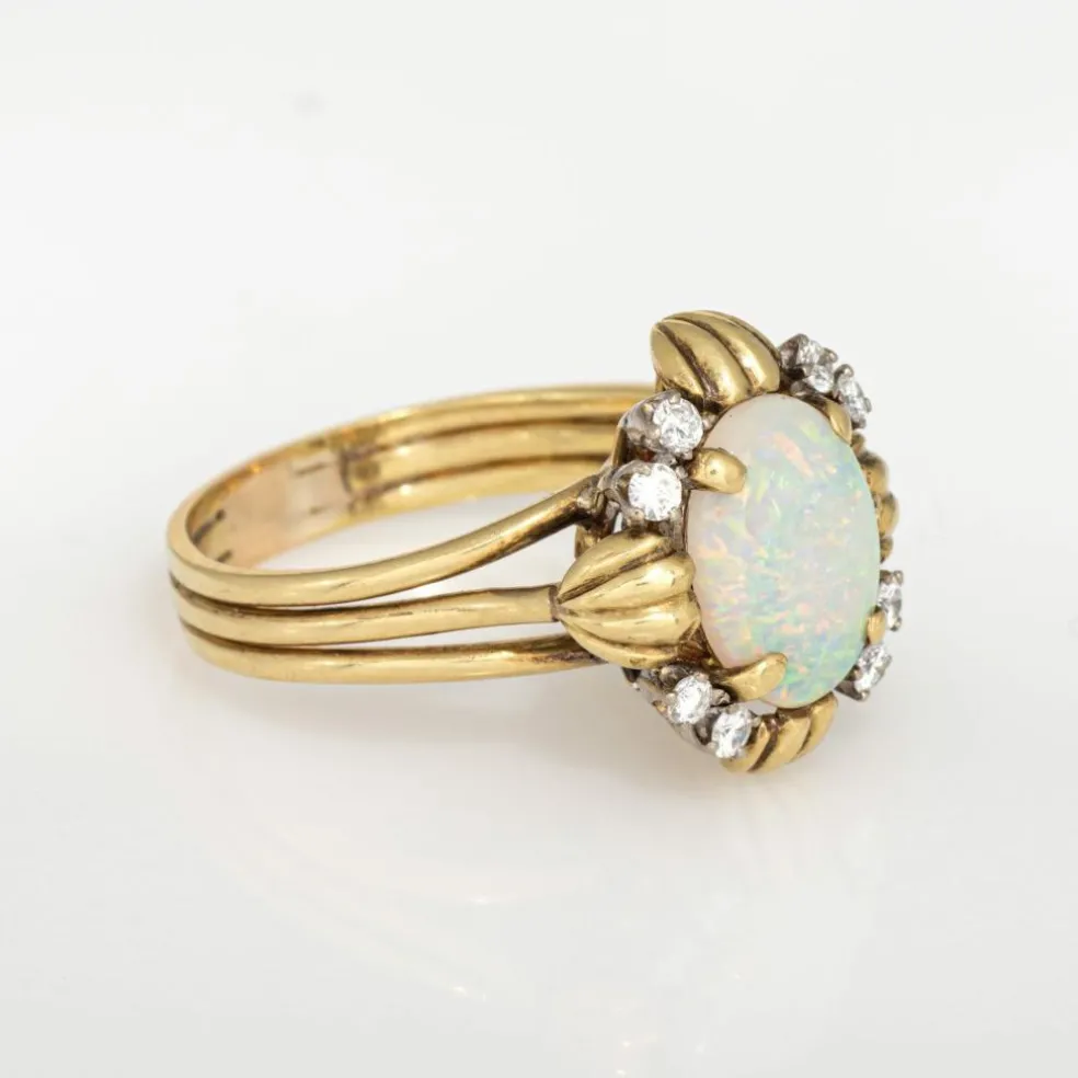 Bague en or jaune et diamants avec opale des années 70*