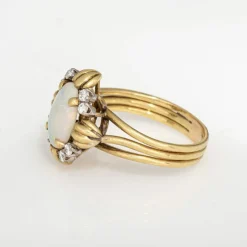 Bague en or jaune et diamants avec opale des années 70*