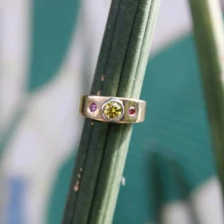 bague en or jaune et diamant rose