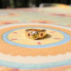 bague en or jaune et diamant rose