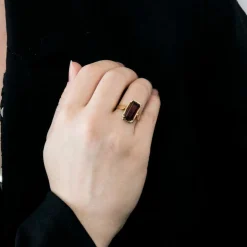 Bague en or jaune et grenat