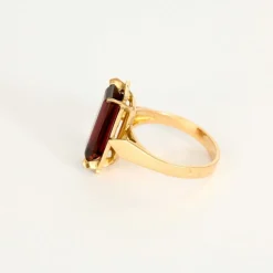 Bague en or jaune et grenat