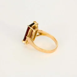 Bague en or jaune et grenat