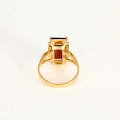 Bague en or jaune et grenat