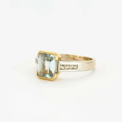 Bague en or jaune et gris sertie d'une aigue-marine et de diamants