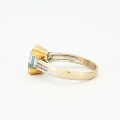 Bague en or jaune et gris sertie d'une aigue-marine et de diamants