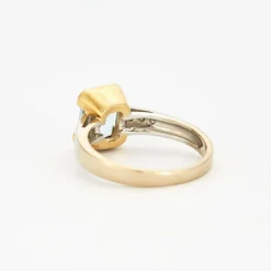 Bague en or jaune et gris sertie d'une aigue-marine et de diamants