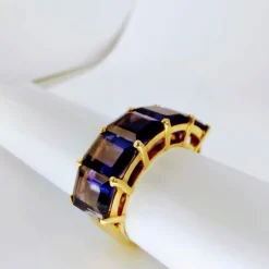 Bague en or jaune et iolite