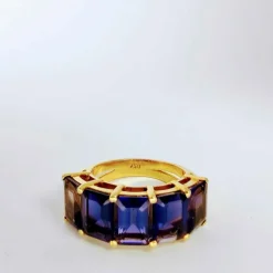 Bague en or jaune et iolite