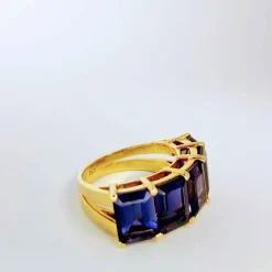 Bague en or jaune et iolite