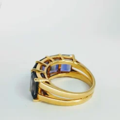 Bague en or jaune et iolite