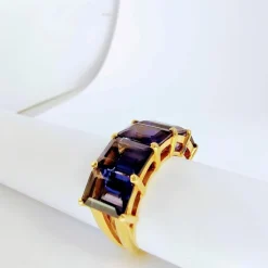Bague en or jaune et iolite