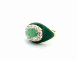 Bague en or jaune et émail avec émeraude centrale et diamants latéraux
