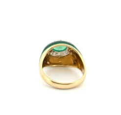 Bague en or jaune et émail avec émeraude centrale et diamants latéraux