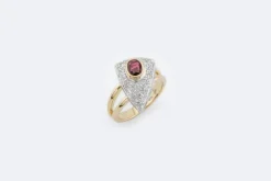 Bague en or jaune et or blanc avec rubis et pavé diamants