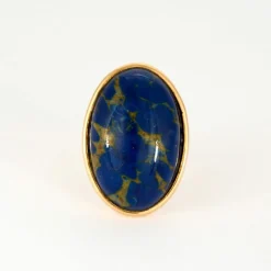 Bague en or jaune et pierre d'imitation bleue.