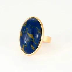 Bague en or jaune et pierre d'imitation bleue.