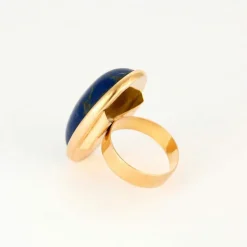 Bague en or jaune et pierre d'imitation bleue.