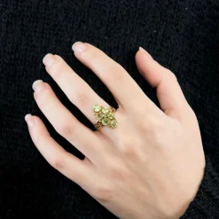 Bague en or jaune et péridots