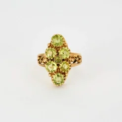 Bague en or jaune et péridots