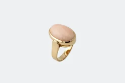 Bague en or jaune et pâte de corail