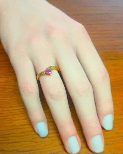 Bague en or jaune et rubis naturel