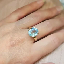 Bague en or jaune et topaze naturelle
