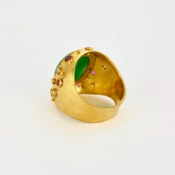 Bague en or jaune, jade, diamants et saphirs roses
