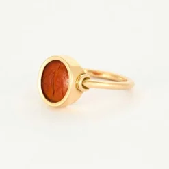 Bague en or jaune 18K et intaille cornaline antique