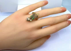 Bague en or jaune, émail, perles, époque Art Nouveau