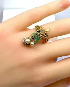 Bague en or jaune, émail, perles, époque Art Nouveau
