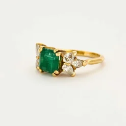 Bague en or jaune, émeraude et diamants