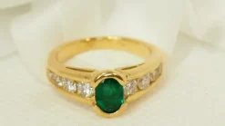 Bague en or jaune, émeraude ovale et diamants