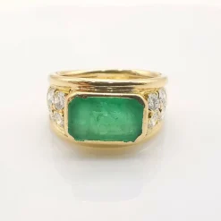 Bague en or jaune, émeraude et diamants