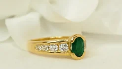 Bague en or jaune, émeraude ovale et diamants