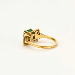 Bague en or jaune, émeraude et diamants