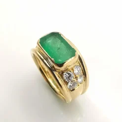 Bague en or jaune, émeraude et diamants