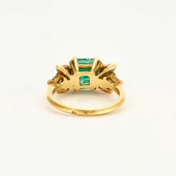 Bague en or jaune, émeraude et diamants