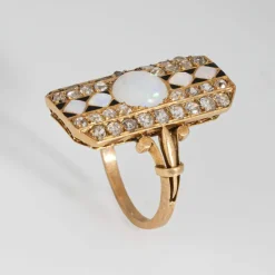 Bague en or jaune, opale et diamants, style victorien antique, avec émail