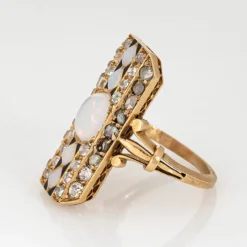 Bague en or jaune, opale et diamants, style victorien antique, avec émail